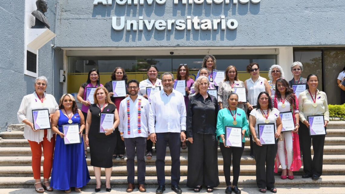 Entregan el Reconocimiento Huella Violeta UNACH a académicas y administrativas destacadas de la institución