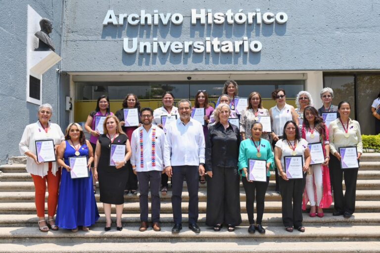 Entregan el Reconocimiento Huella Violeta UNACH a académicas y administrativas destacadas de la institución