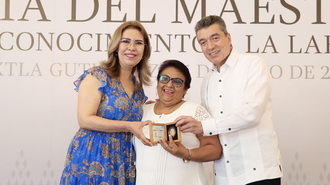 Entregan medallas a docentes que han dedicado su vida profesional al servicio de la educación