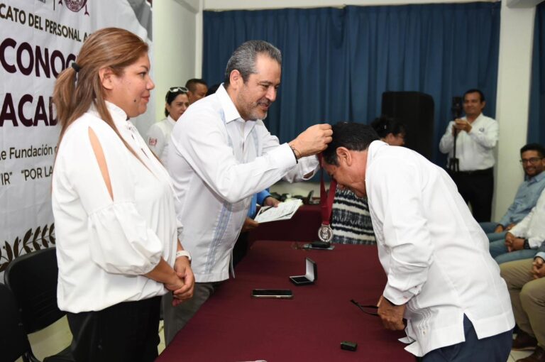 Entregan Medalla de Reconocimiento al Mérito Académico a docentes en activo y jubilados de la UNACH en Tapachula