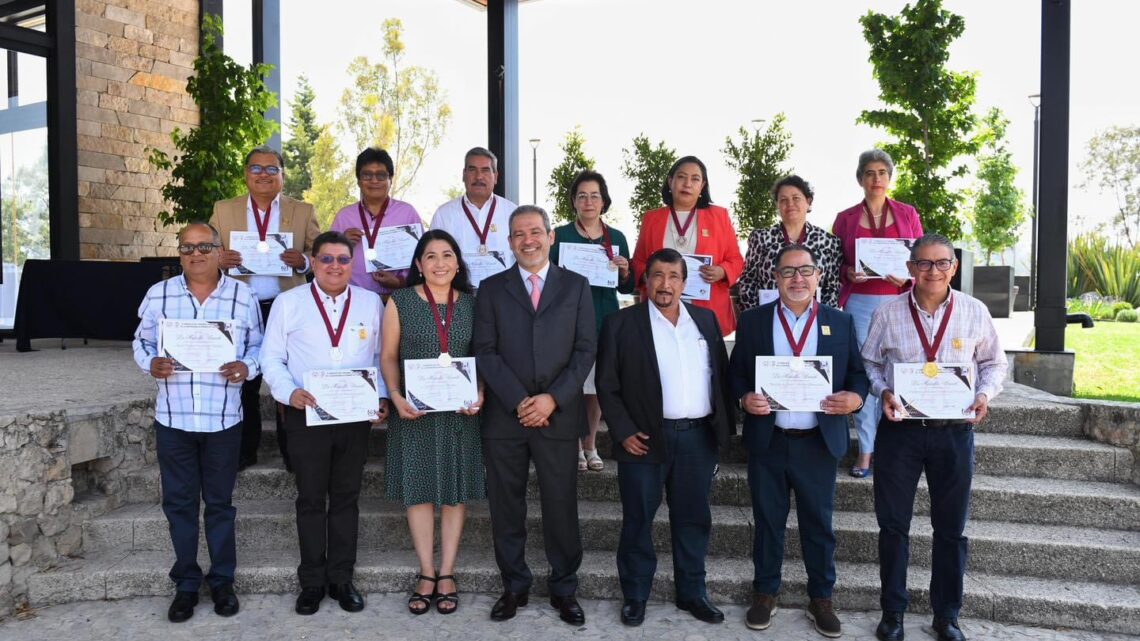 Entregan Medallas a docentes de la UNACH con 25 y 30 años de servicio