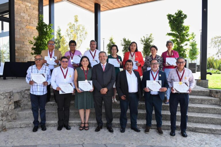 Entregan Medallas a docentes de la UNACH con 25 y 30 años de servicio