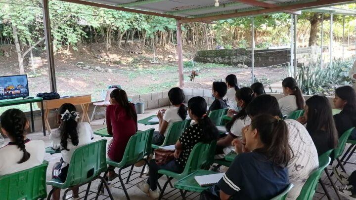 ESTUDIANTES DE SECUNDARIA EN TAPACHULA RECIBEN PLÁTICAS PARA PREVENIR RIESGOS