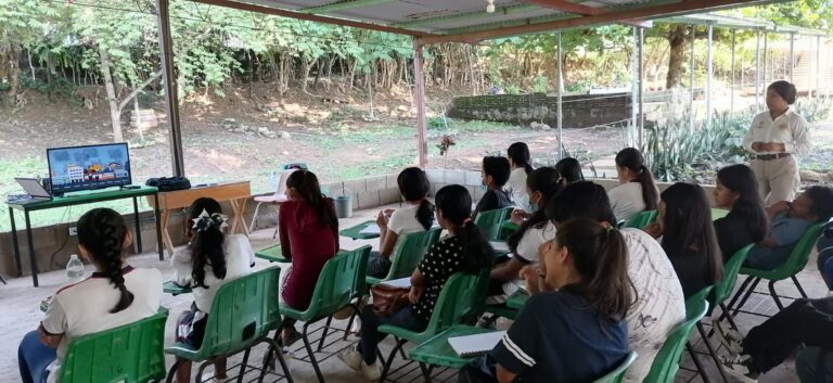 ESTUDIANTES DE SECUNDARIA EN TAPACHULA RECIBEN PLÁTICAS PARA PREVENIR RIESGOS