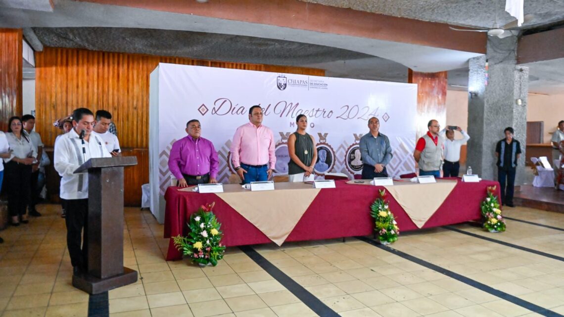 ASISTE AYUNTAMIENTO DE TAPACHULA A FESTEJO DEL DÍA DEL MAESTRO