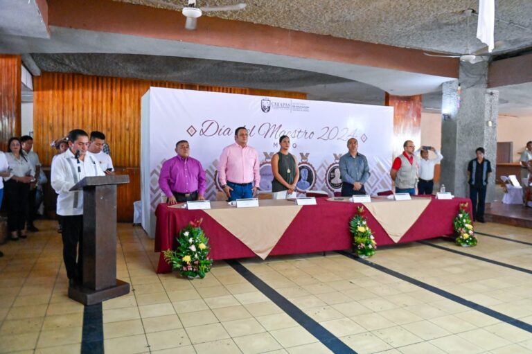 ASISTE AYUNTAMIENTO DE TAPACHULA A FESTEJO DEL DÍA DEL MAESTRO