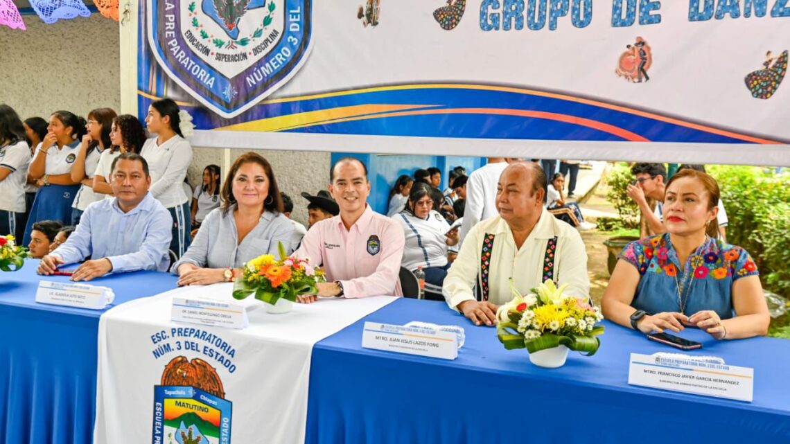 ASISTE AYUNTAMIENTO COMO INVITADO AL ANIVERSARIO DE GRUPO DANCÍSTICO EN PREPARATORIA DE TAPACHULA