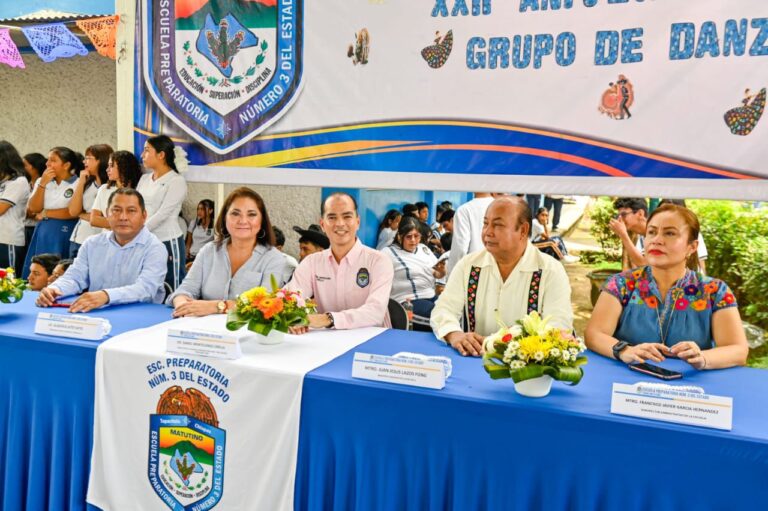 ASISTE AYUNTAMIENTO COMO INVITADO AL ANIVERSARIO DE GRUPO DANCÍSTICO EN PREPARATORIA DE TAPACHULA