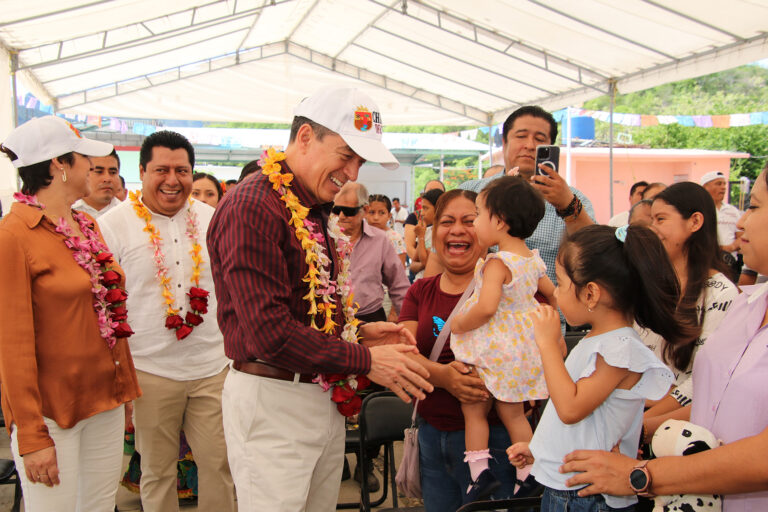 Tras 47 años de abandono, Rutilio Escandón moderniza Plaza Cívica del municipio de Osumacinta