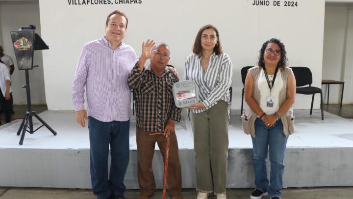 En Villaflores se realiza entrega de auxiliares auditivos