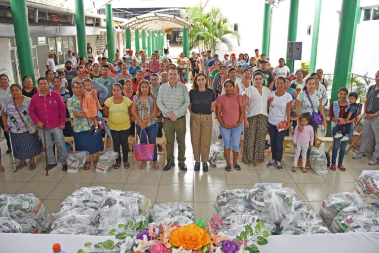 Alcalde Mariano Rosales encabeza entregan de insumos alimentarios