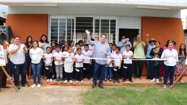 Alcalde Mariano Rosales entrega aula en Nueva Esperanza