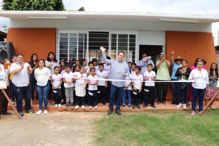 Alcalde Mariano Rosales entrega aula en Nueva Esperanza