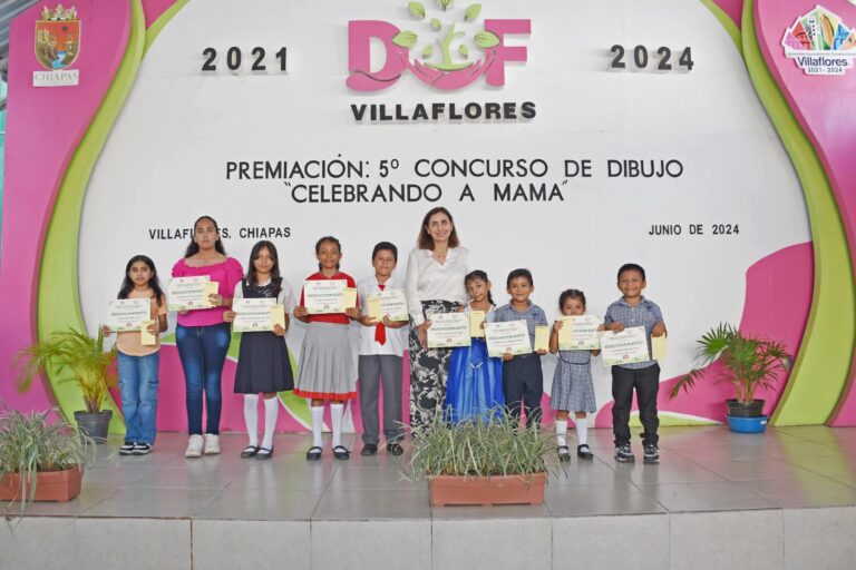 Margarita Sarmiento Entrega Premios a Ganadores de Concurso de Dibujo