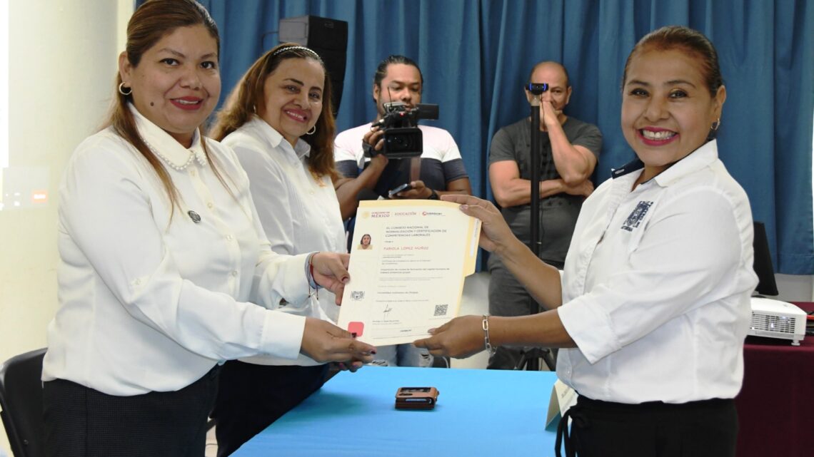 Reciben docentes de la UNACH  constancia de certificación de competencias laborales