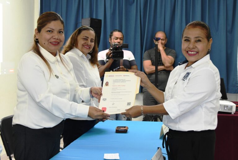 Reciben docentes de la UNACH  constancia de certificación de competencias laborales