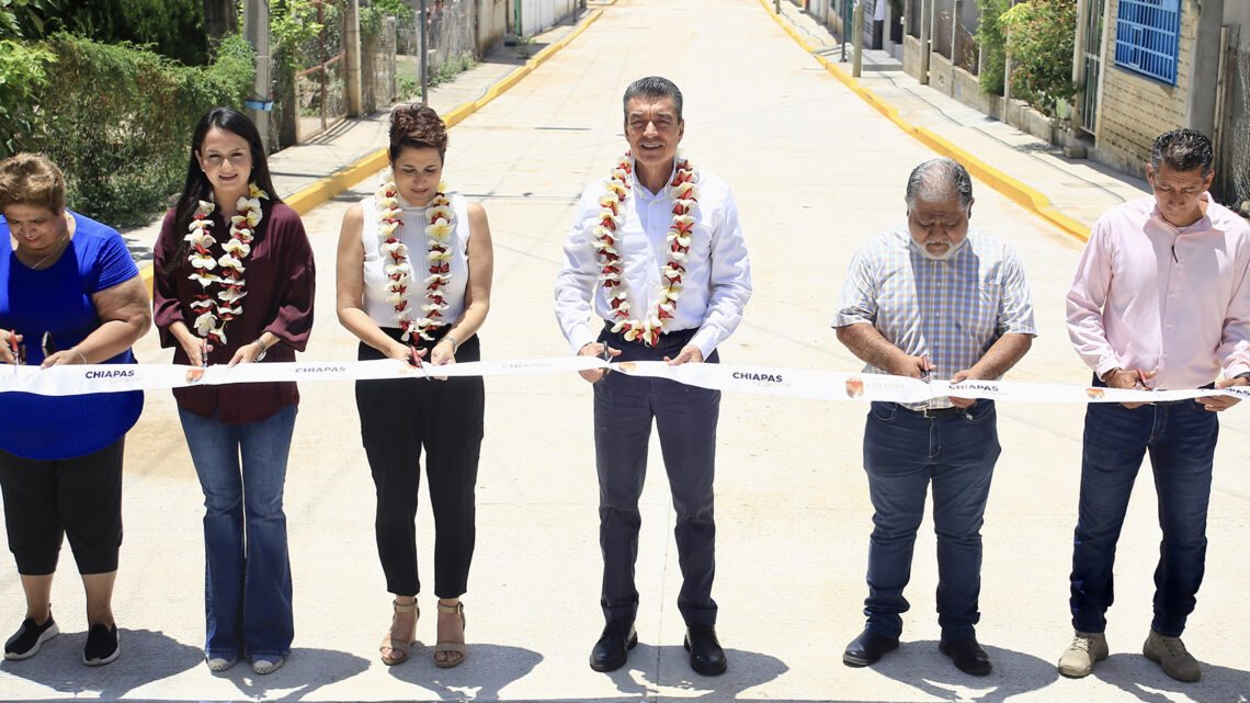 En Tuxtla, Rutilio Escandón inaugura pavimentación y mejoramiento de vialidades en Plan de Ayala