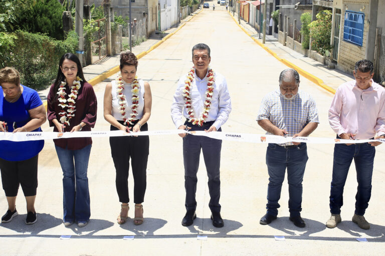 En Tuxtla, Rutilio Escandón inaugura pavimentación y mejoramiento de vialidades en Plan de Ayala