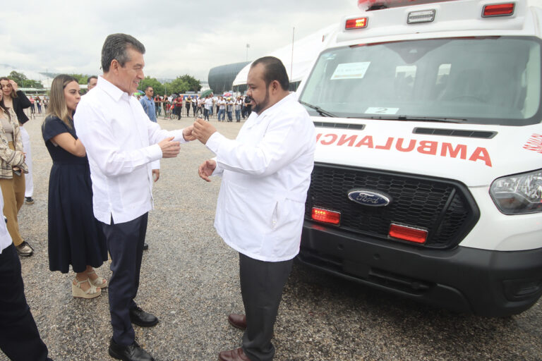 Encabeza Rutilio Escandón entrega de apoyos funcionales y ambulancias a hospitales públicos de Chiapas