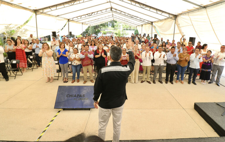 Rutilio Escandón entrega recursos del servicio financiero “Semillas de Autonomía” a mujeres