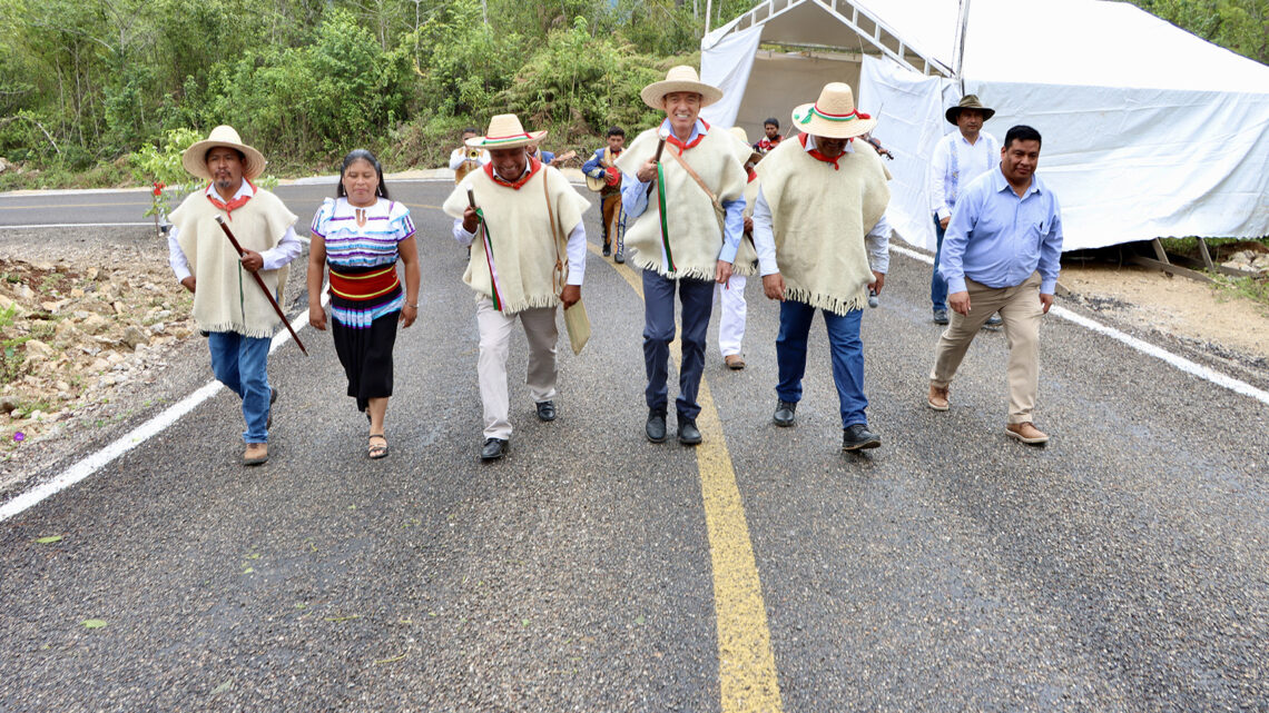 Entrega Rutilio Escandón camino Chanal-La Mendoza que unirá a comunidades indígenas