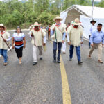 Entrega Rutilio Escandón camino Chanal-La Mendoza que unirá a comunidades indígenas