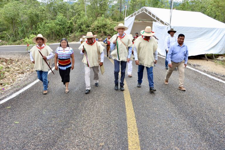 Entrega Rutilio Escandón camino Chanal-La Mendoza que unirá a comunidades indígenas