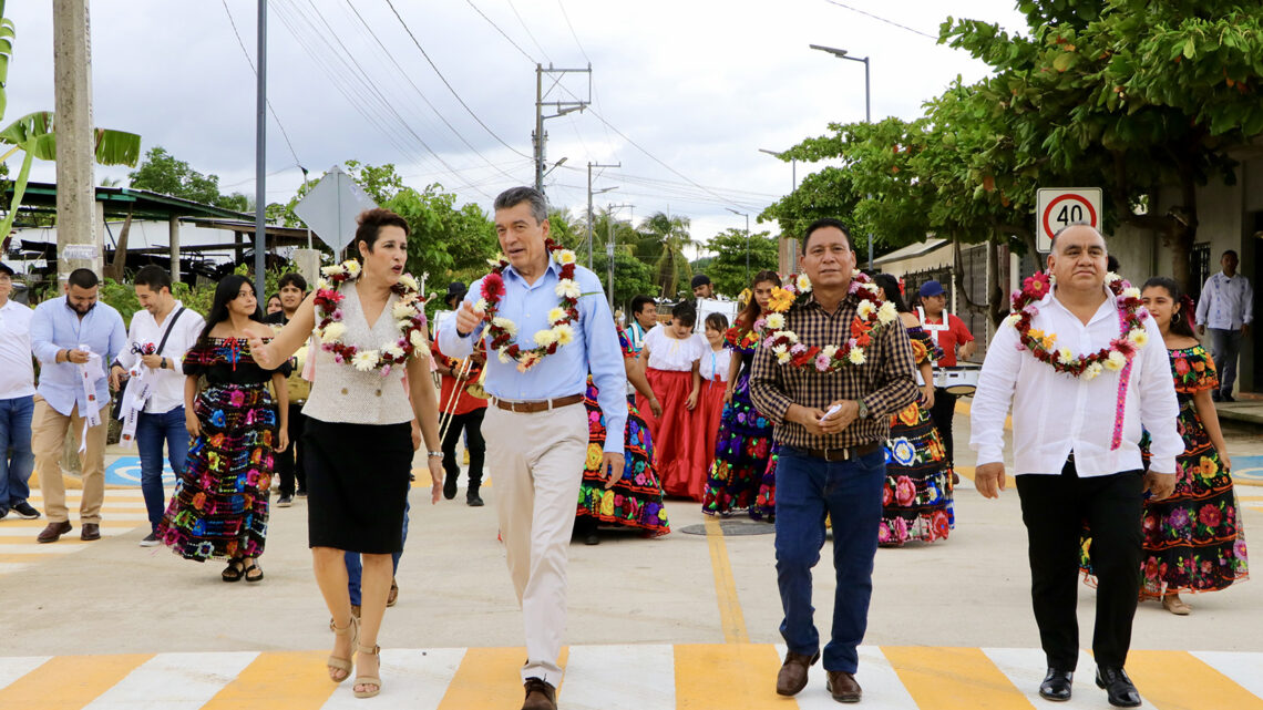 Entrega Rutilio Escandón pavimentación de calles en Huehuetán