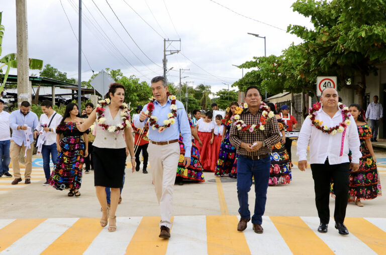 Entrega Rutilio Escandón pavimentación de calles en Huehuetán