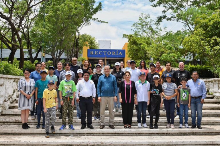 Se reúne el Rector de la UNACH, Carlos Faustino Natarén Nandayapa, con la Selección Nacional de Matemáticas de nivel básico