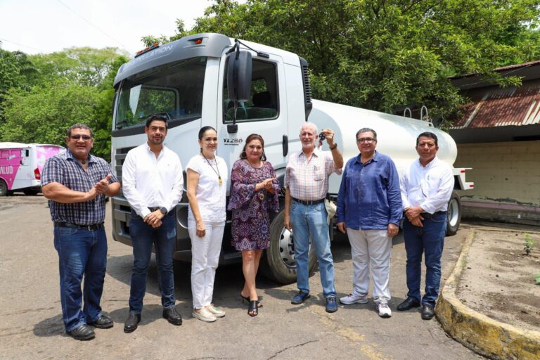 AYUNTAMIENTO DE TAPACHULA ENTREGA PIPA DE AGUA PARA SERVICIO DE LOS TAPACHULTECOS