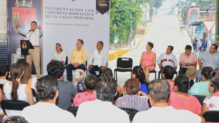 En Pichucalco, Rutilio Escandón inaugura la pavimentación de la calle principal