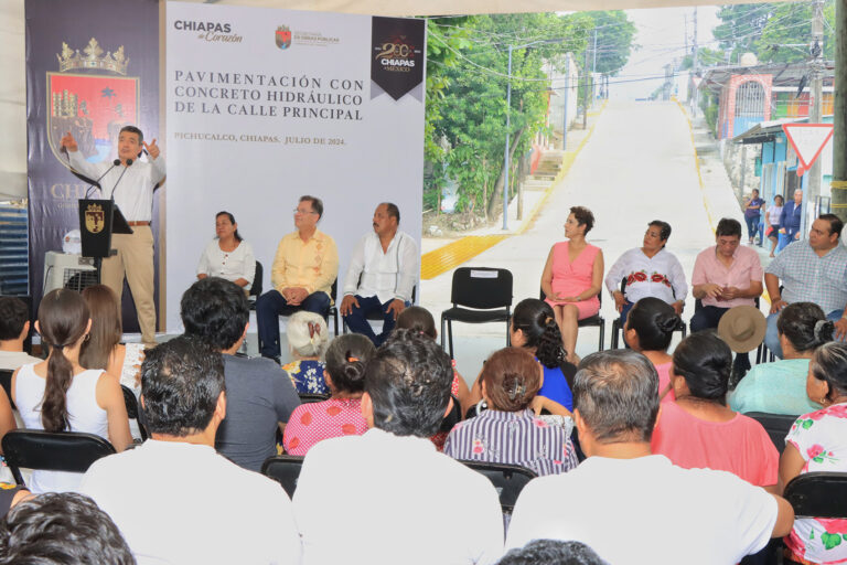 En Pichucalco, Rutilio Escandón inaugura la pavimentación de la calle principal