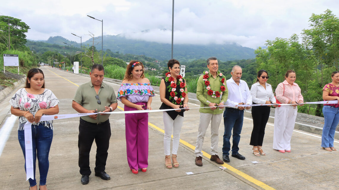 Inaugura Rutilio Escandón pavimentación con concreto hidráulico de vialidad en Ixtacomitán