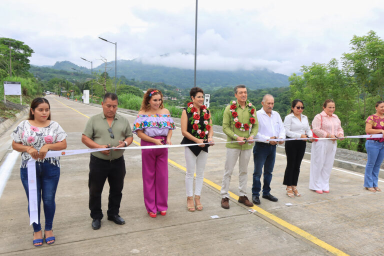 Inaugura Rutilio Escandón pavimentación con concreto hidráulico de vialidad en Ixtacomitán