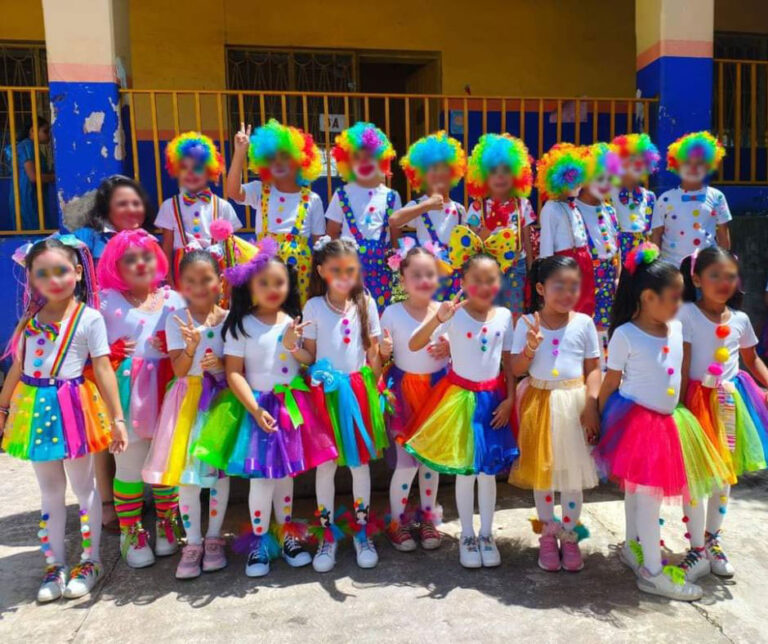 Diputada Leticia Albores madrina de generación de alumnos de primaria en Las Rosas