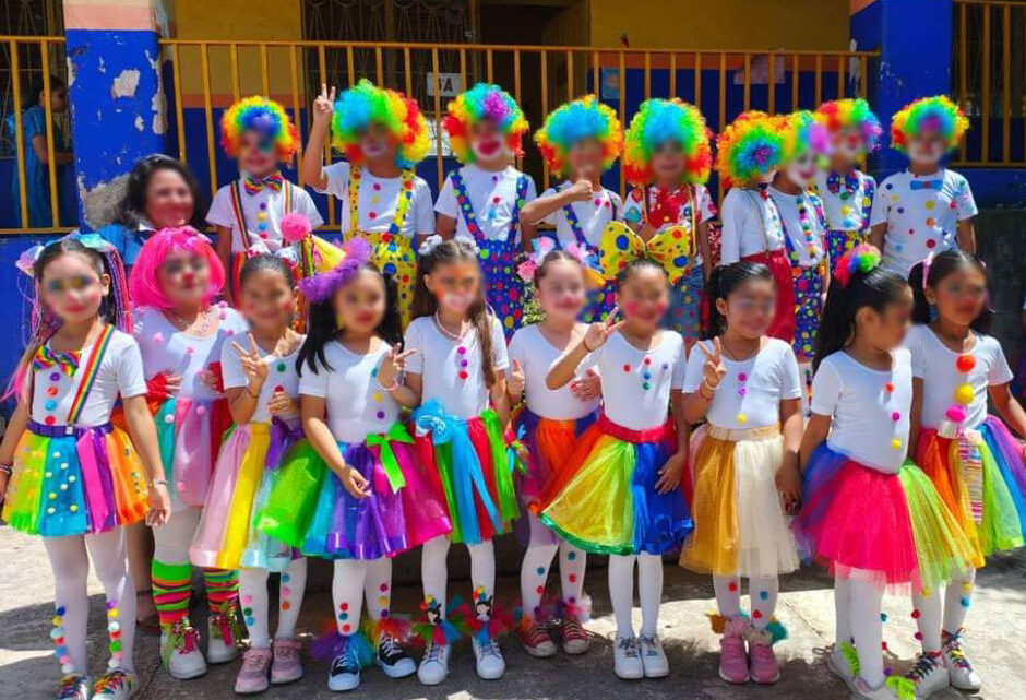 Diputada Leticia Albores madrina de generación de alumnos de primaria en Las Rosas