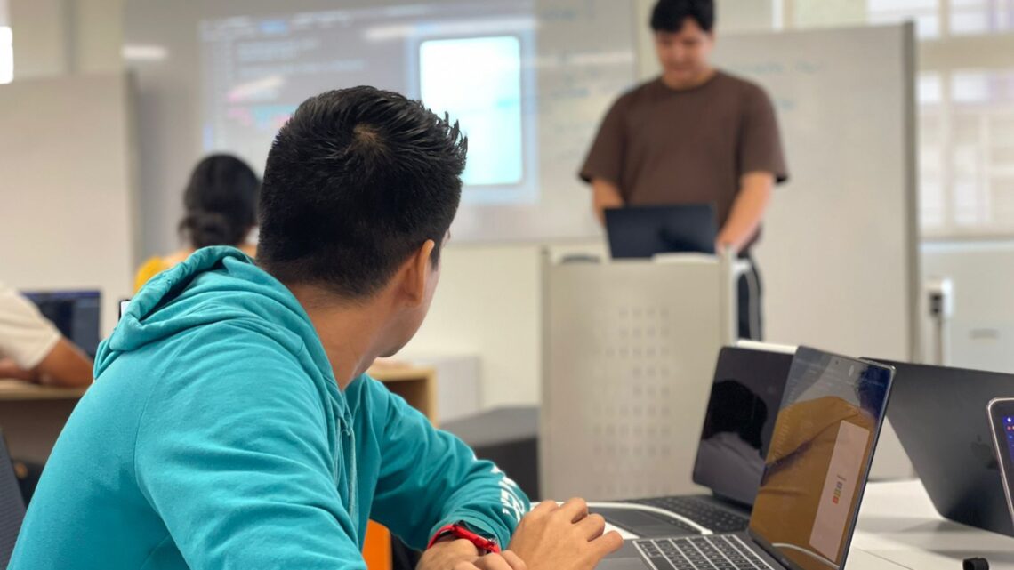 Impartieron  estudiantes de la UNACH certificados como App Development with Swift Associate cursos de programación