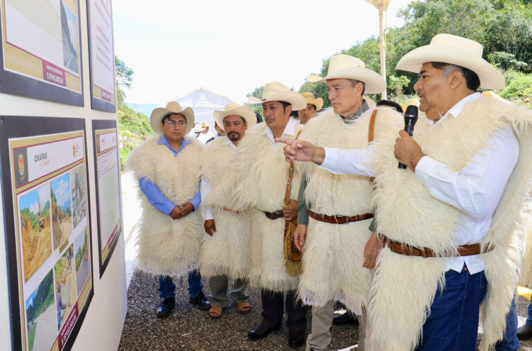 Inaugura Rutilio Escandón construcción del camino Yaalvacash – Entronque Carretero Yutniontic, en Chamula