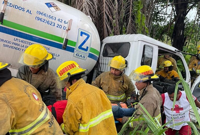 ATIENDE PROTECCIÓN CIVIL DE TAPACHULA VOLCADURA DE PIPA DE GAS