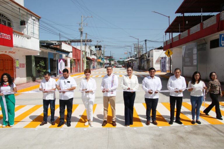 EL GOBERNADOR DE CHIAPAS Y ALCALDESA DE TAPACHULA, INAUGURAN CONSTRUCCIÓN DE PAVIMENTACIÓN INTEGRAL EN COLONIA CENTRO