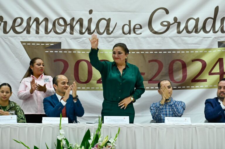 ASISTE GLADIOLA SOTO COMO INVITADA A CLAUSURA DE CURSO ESCOLAR DE PREPARATORIA NÚMERO 2 EN TAPACHULA