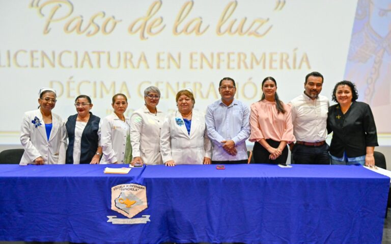 ASISTE AYUNTAMIENTO A GRADUACIÓN DE ESCUELA DE ENFERMERÍA DE TAPACHULA