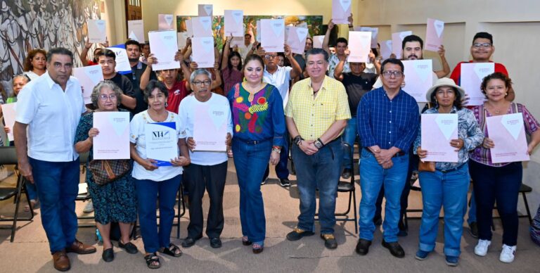 ENTREGA AYUNTAMIENTO DE TAPACHULA ESCRITURAS A 50 FAMILIAS DE 12 COLONIAS