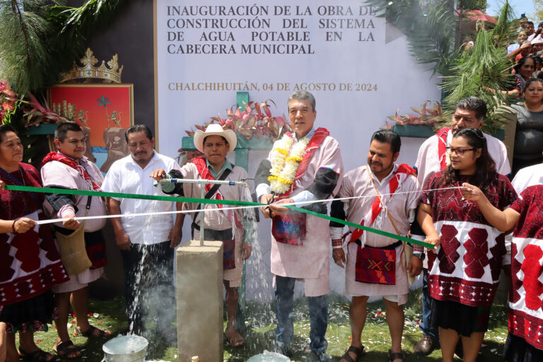 Entrega Rutilio Escandón Sistema Integral de Agua Potable a habitantes de Chalchihuitán