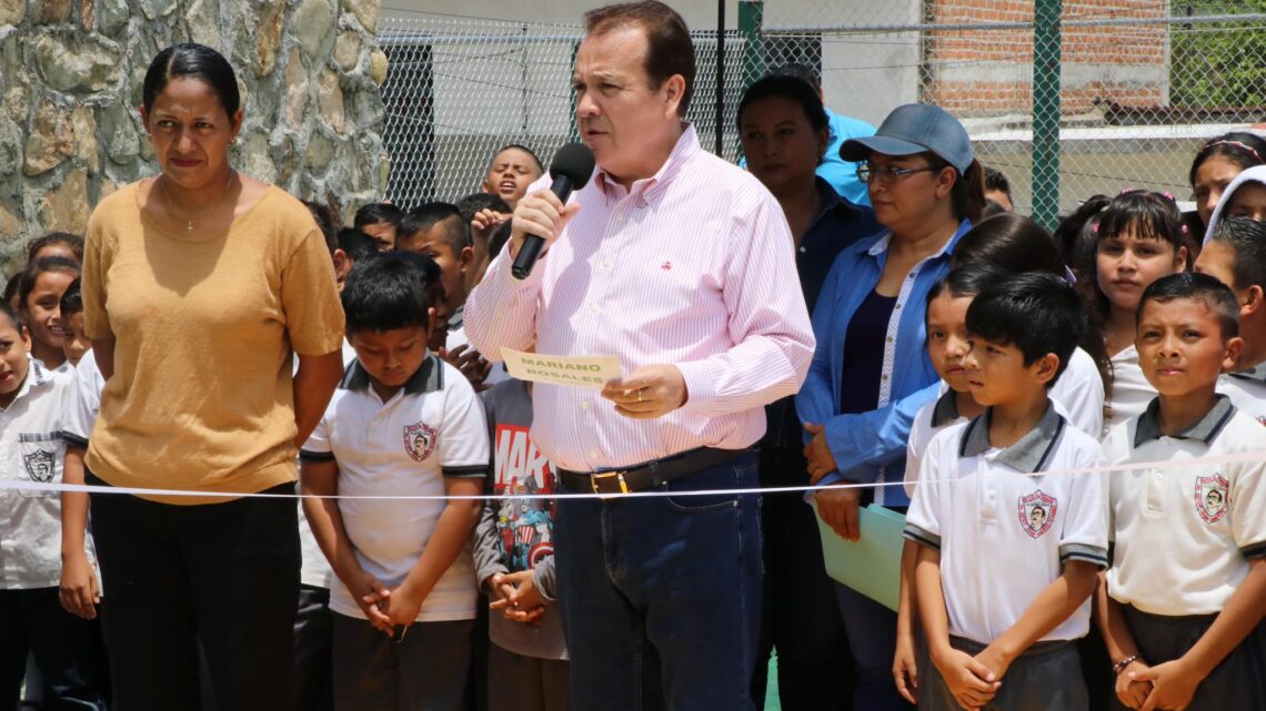 Mariano Rosales Entrega Cancha en Escuela Primaria