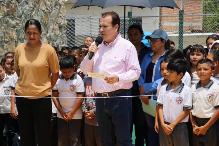 Mariano Rosales Entrega Cancha en Escuela Primaria