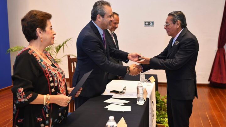 Reconocen a graduados de la Generación 1971-1976 de la Facultad de Derecho de la UNACH