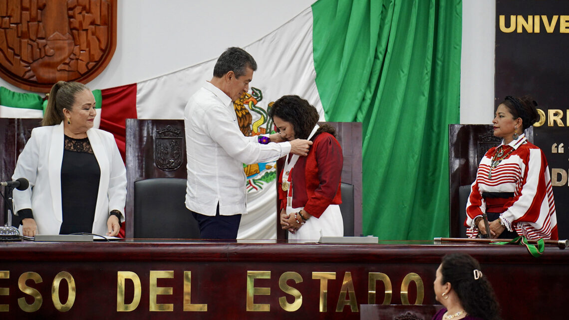 Rutilio Escandón impone Medalla “Rosario Castellanos” a Fanny López Jiménez, descubridora de la tumba de la Reina Roja