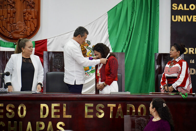 Rutilio Escandón impone Medalla “Rosario Castellanos” a Fanny López Jiménez, descubridora de la tumba de la Reina Roja